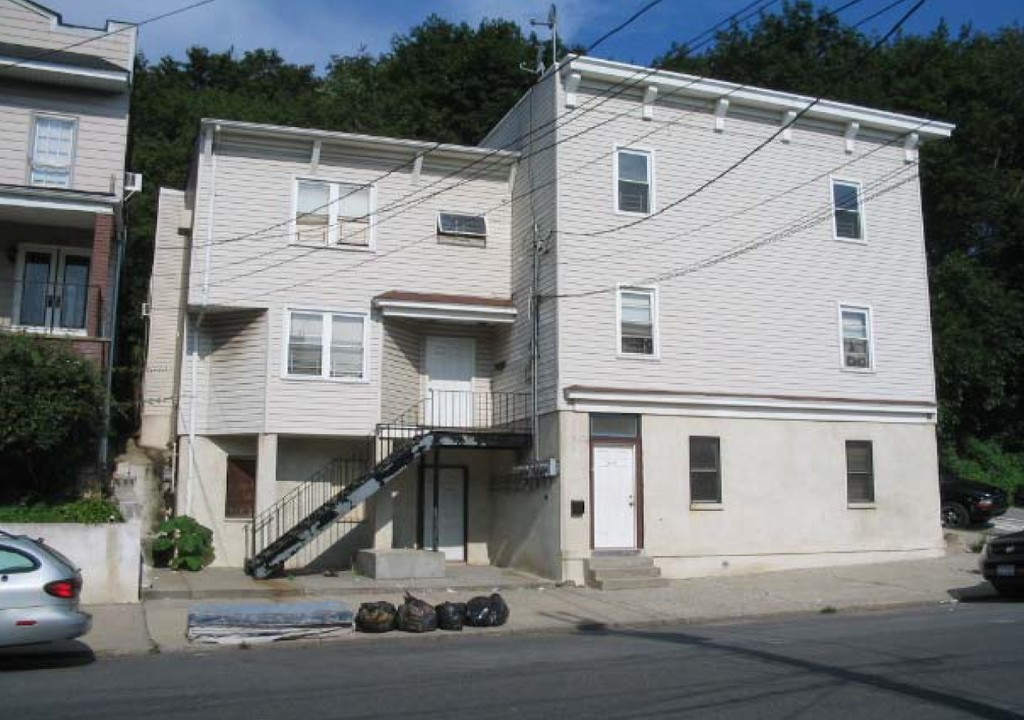 300-302 York Ave in Staten Island, NY - Building Photo