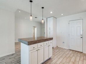 1951 Bayside St in Dallas, TX - Building Photo - Building Photo