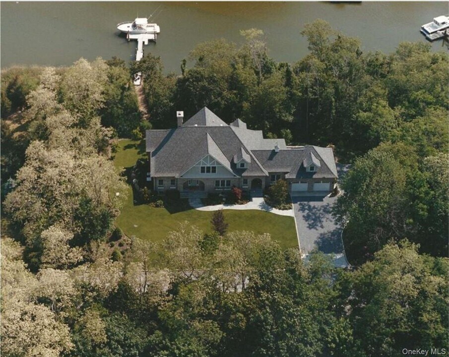 190 Jackson Landing in Mattituck, NY - Building Photo