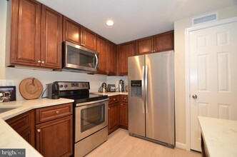 7538 Cross Gate Ln in Alexandria, VA - Building Photo - Building Photo
