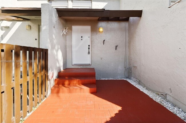 10050 NW 9th St Cir in Miami, FL - Building Photo - Building Photo