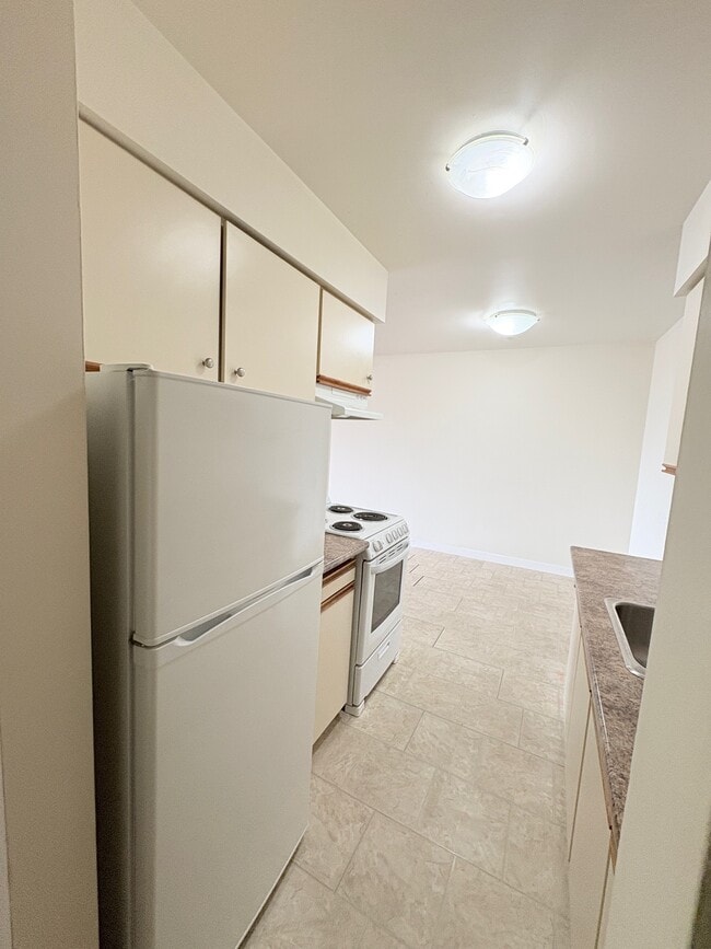 6570-6570 Burlington Ave in Burnaby, BC - Building Photo - Building Photo