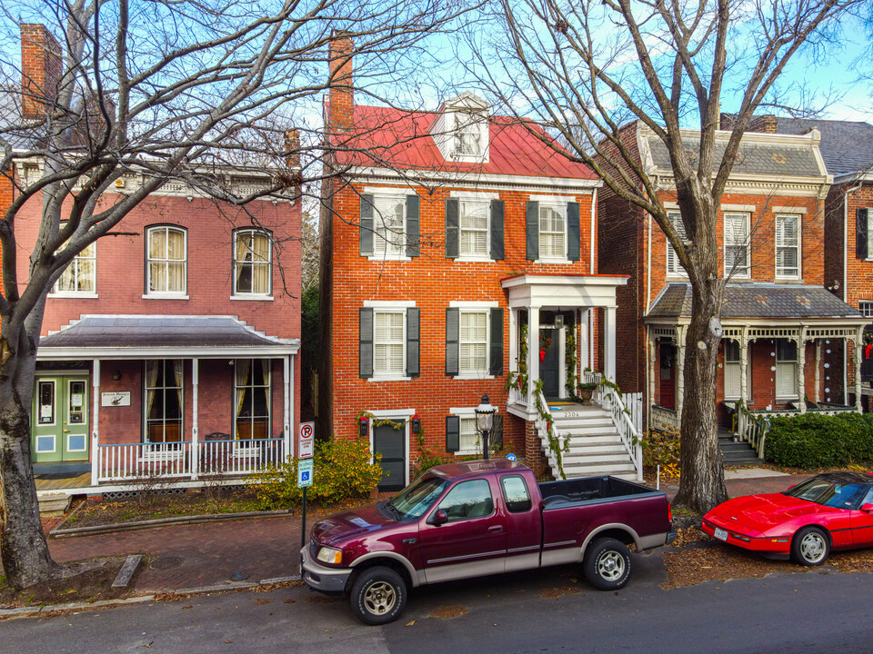 2304 E Broad St in Richmond, VA - Building Photo