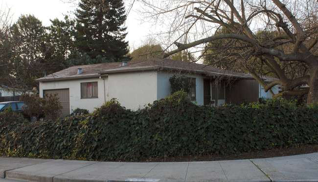 461 Tyrella Ave in Mountain View, CA - Foto de edificio - Building Photo