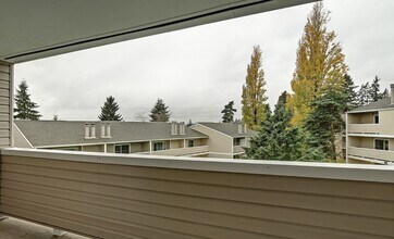 12450 NE 130th Ct, Unit F303 in Kirkland, WA - Building Photo - Building Photo