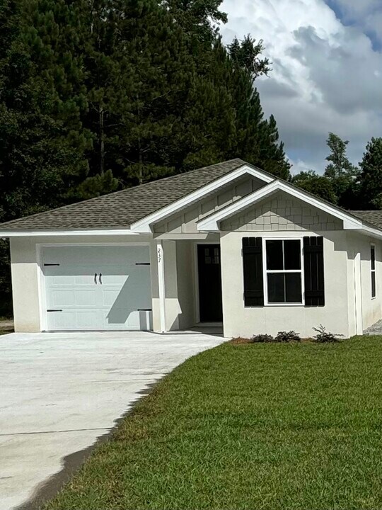 237 Crown Cir in Brunswick, GA - Building Photo