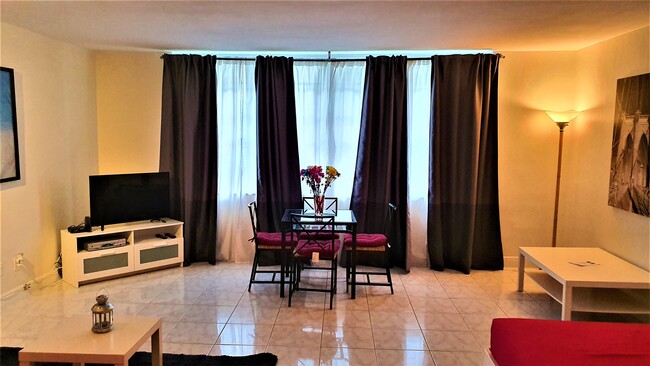 100 Lincoln Rd, Unit 532 in Miami Beach, FL - Foto de edificio - Building Photo