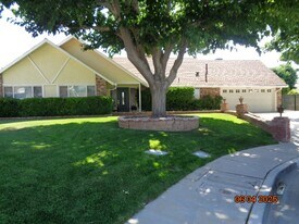 43901 Fabrik Ave in Lancaster, CA - Building Photo