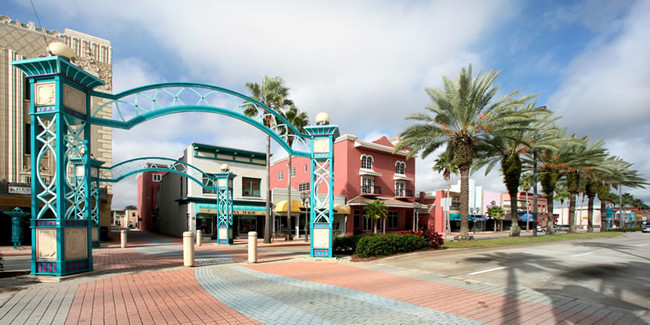 128 S Beach St in Daytona Beach, FL - Foto de edificio - Building Photo