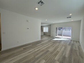 8371 Meridian Rdg Ave in Las Vegas, NV - Building Photo - Building Photo