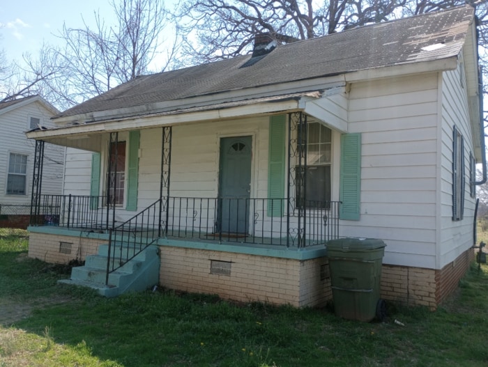319 Beauregard St in Clinton, SC - Building Photo