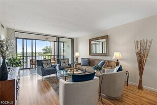 4210 Steamboat Bend in Ft. Myers, FL - Building Photo