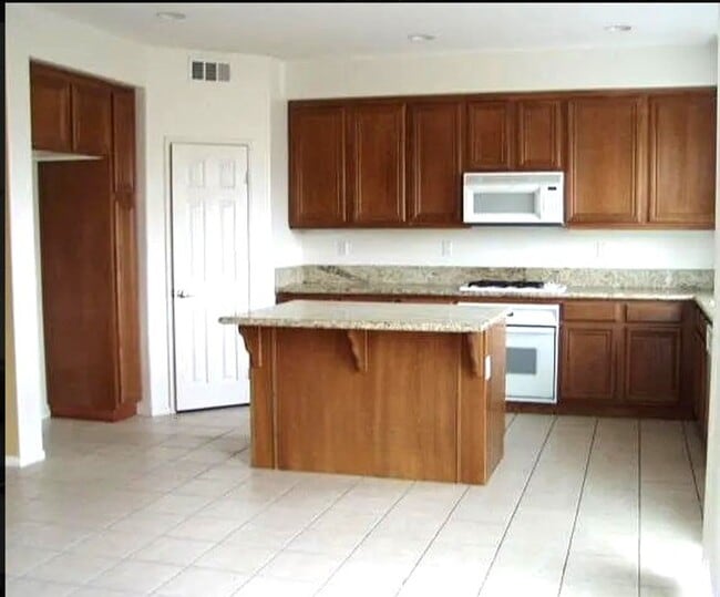 35471 Snead St in Beaumont, CA - Building Photo - Building Photo