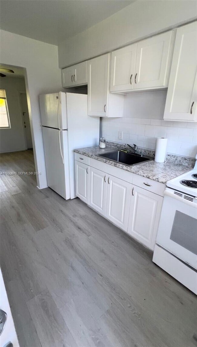 404 SW 5th Ave in Hallandale Beach, FL - Building Photo - Building Photo