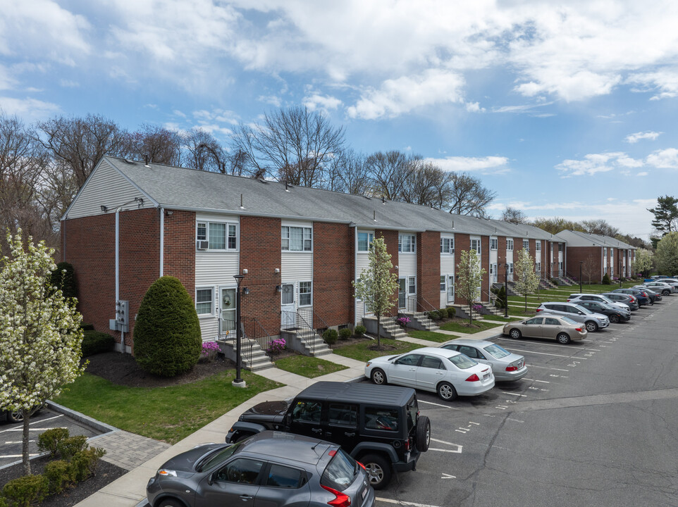 Bristol Square Condominiums in South Easton, MA - Building Photo