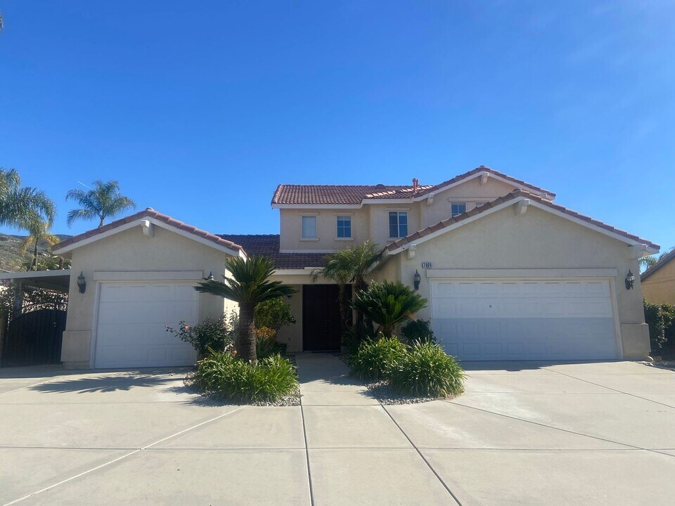 7669 Vista Rio Rd in Highland, CA - Building Photo