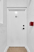 1021 NW 1st St in Miami, FL - Foto de edificio - Building Photo