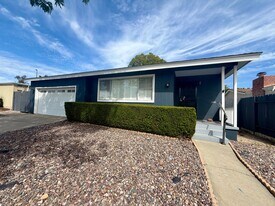 5317 Redding Rd in San Diego, CA - Building Photo