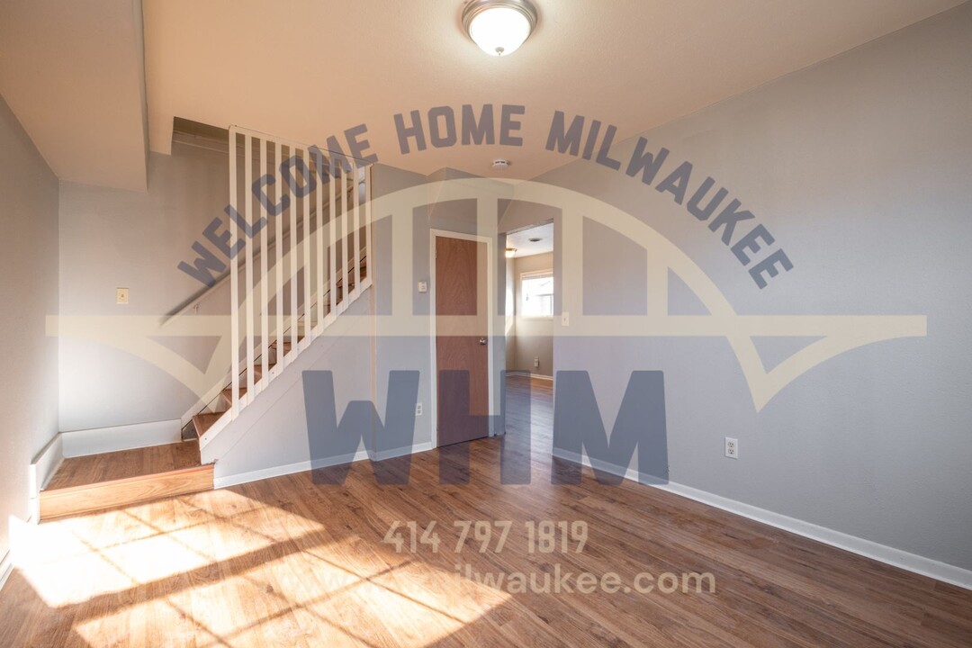 4923 N 48th St, Unit Left Side in Milwaukee, WI - Building Photo