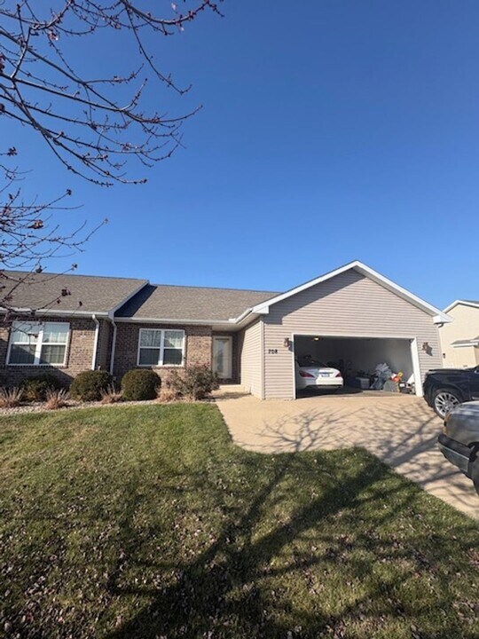 708 Dallas Rd in Washington, IL - Building Photo