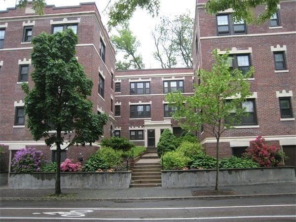 590 Washington St, Unit 1 in Brookline, MA - Building Photo