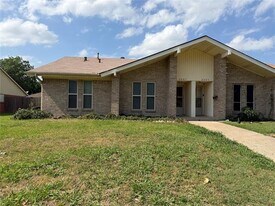 2007 Santa Anna Dr in Garland, TX - Building Photo