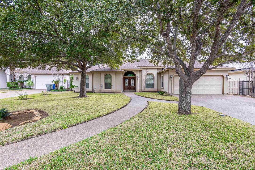 3303 Begay in Laredo, TX - Building Photo