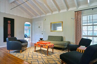 5105 Morella Ave in Valley Village, CA - Building Photo - Building Photo
