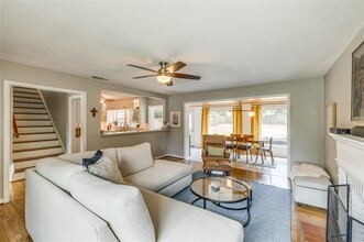 215 Varsity Cir in Arlington, TX - Foto de edificio - Building Photo