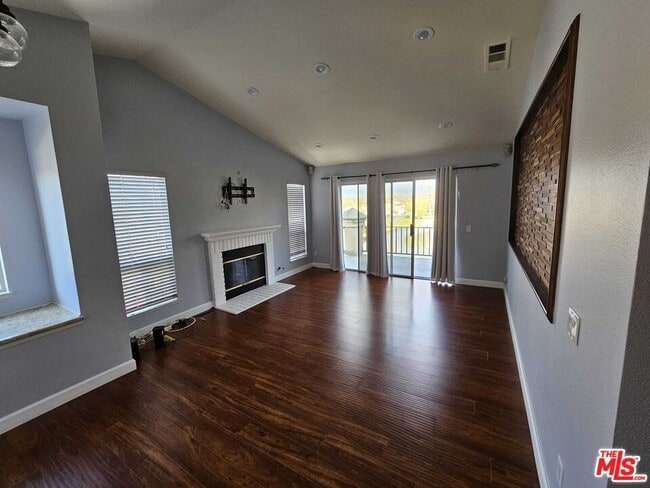 290 Ridgeton Ln in Simi Valley, CA - Building Photo - Building Photo