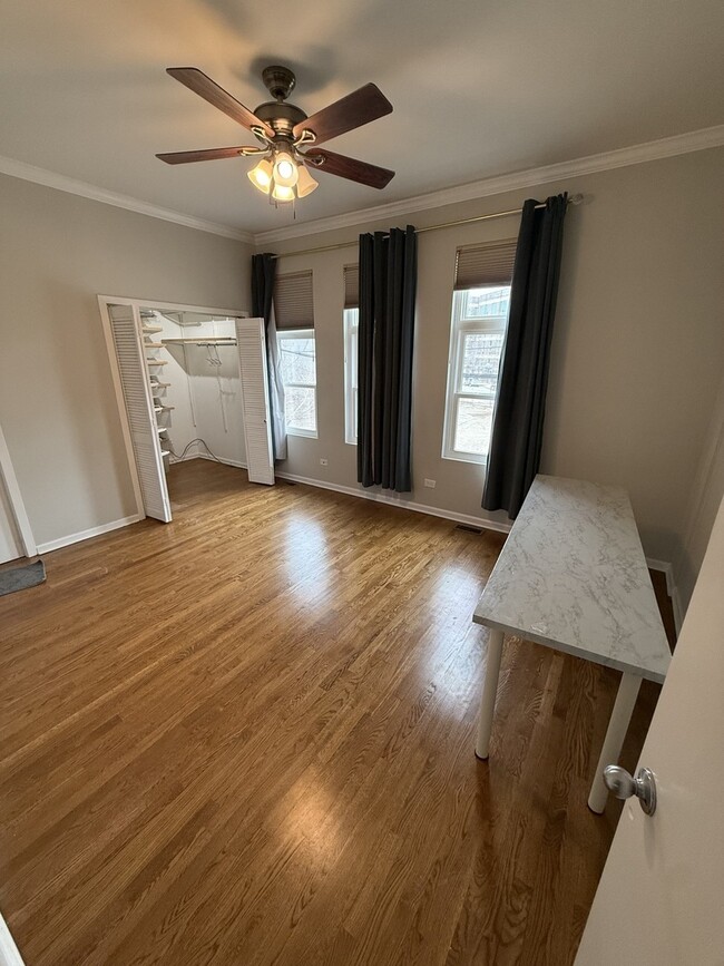 2318 W Bloomingdale Ave in Chicago, IL - Building Photo - Building Photo