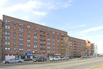 10230 Queens Blvd in Forest Hills, NY - Foto de edificio - Building Photo