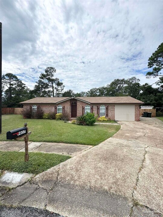9037 El Matador Dr in Pensacola, FL - Foto de edificio