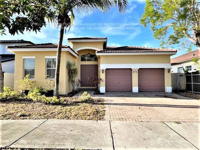 8865 NW 178th St in Hialeah, FL - Building Photo