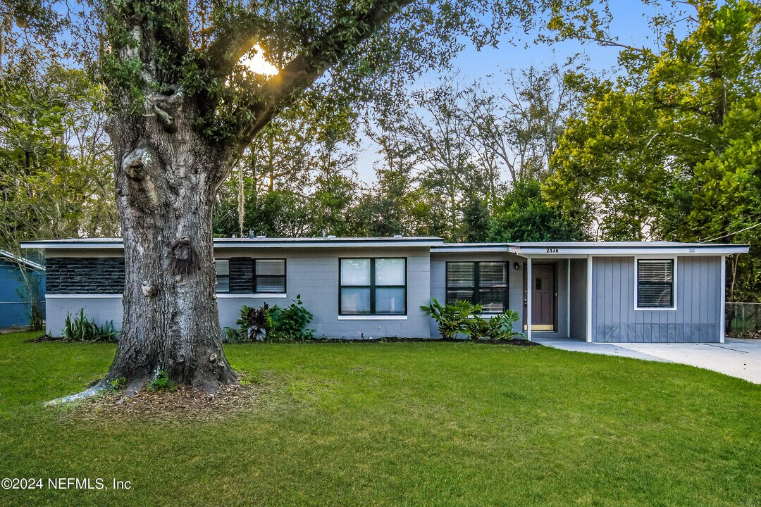 2436 Lourdes Dr W in Jacksonville, FL - Building Photo