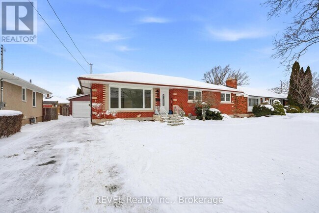 10 Redwood Ave in St Catharines, ON - Building Photo - Building Photo