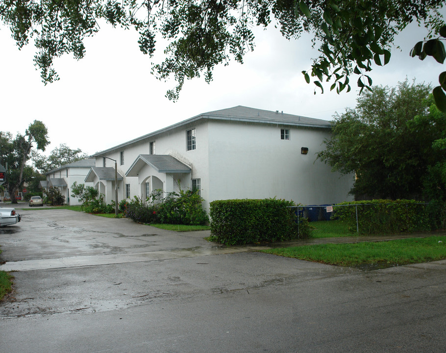 2571-2577 NE 192nd St in Miami, FL - Building Photo