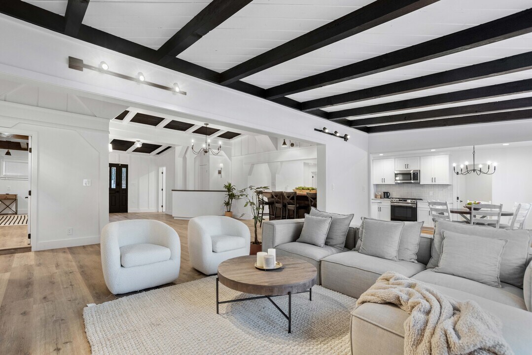 19119 Ingomar St in Reseda, CA - Foto de edificio