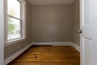 22 Highland Ave, Unit #2, in Boston, MA - Foto de edificio - Building Photo