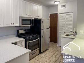 3710 N Sheffield Ave, Unit 405 in Chicago, IL - Foto de edificio - Building Photo