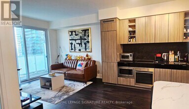 101 Erskine Ave in Toronto, ON - Building Photo - Building Photo