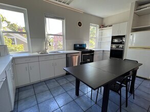 1000 Memorial Dr, Unit 2F in Cambridge, MA - Foto de edificio - Building Photo