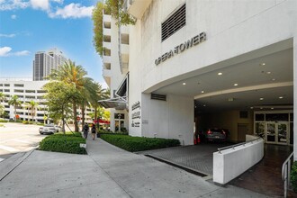 1750 N Bayshore Dr, Unit # 2204 in Miami, FL - Foto de edificio - Building Photo