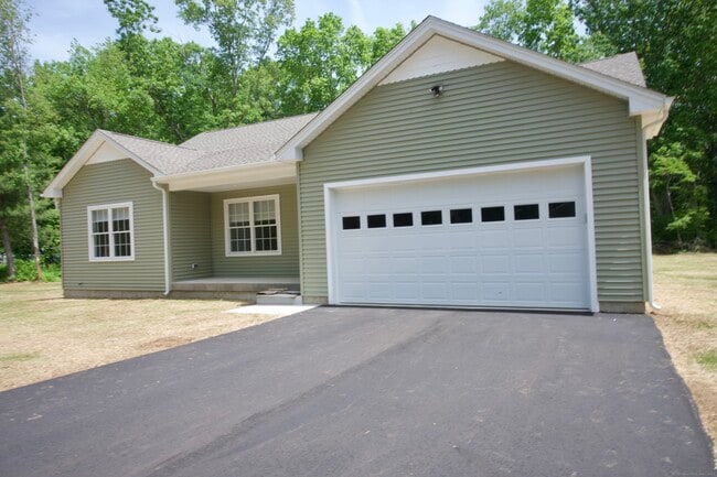 340 E Shore Dr in Colchester, CT - Building Photo - Building Photo