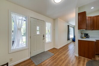6160 NE 185th St in Kenmore, WA - Foto de edificio - Building Photo