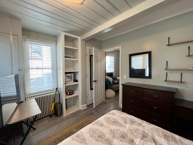 16 Vaughan Ave in Newport, RI - Foto de edificio - Building Photo