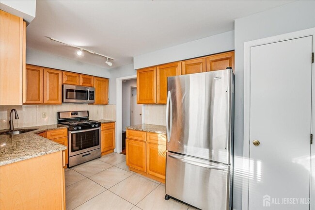 2102 Amanda Ct in Piscataway, NJ - Building Photo - Building Photo