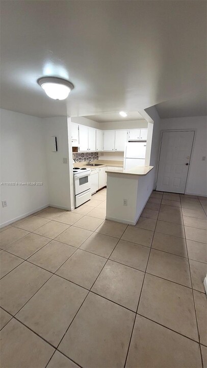 7100 NW 179th St in Hialeah, FL - Building Photo