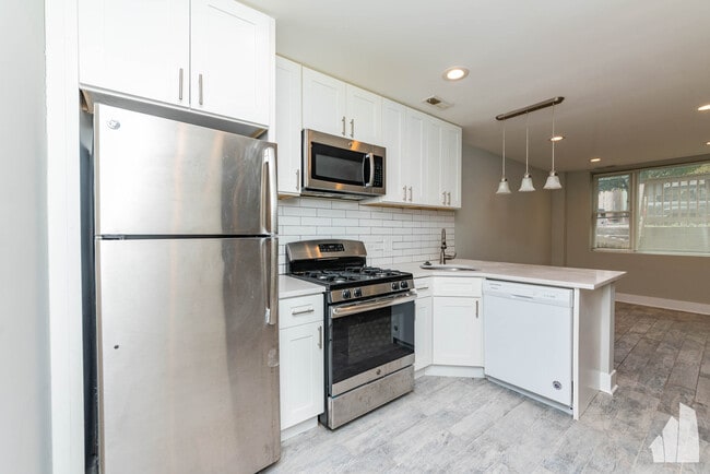 2437 N Ashland Ave, Unit GDN in Chicago, IL - Foto de edificio - Building Photo