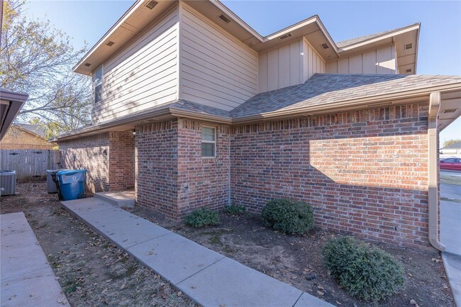 2132 Buena Vida Ln in Edmond, OK - Building Photo - Building Photo
